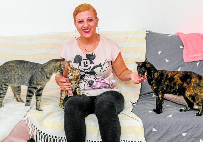 Silvia. Ha acogido a tres gatos en menos de un año y medio en su casa de Alguazas; uno de ellos tenía la cadera rota. El último llegó hace solo dos semanas.