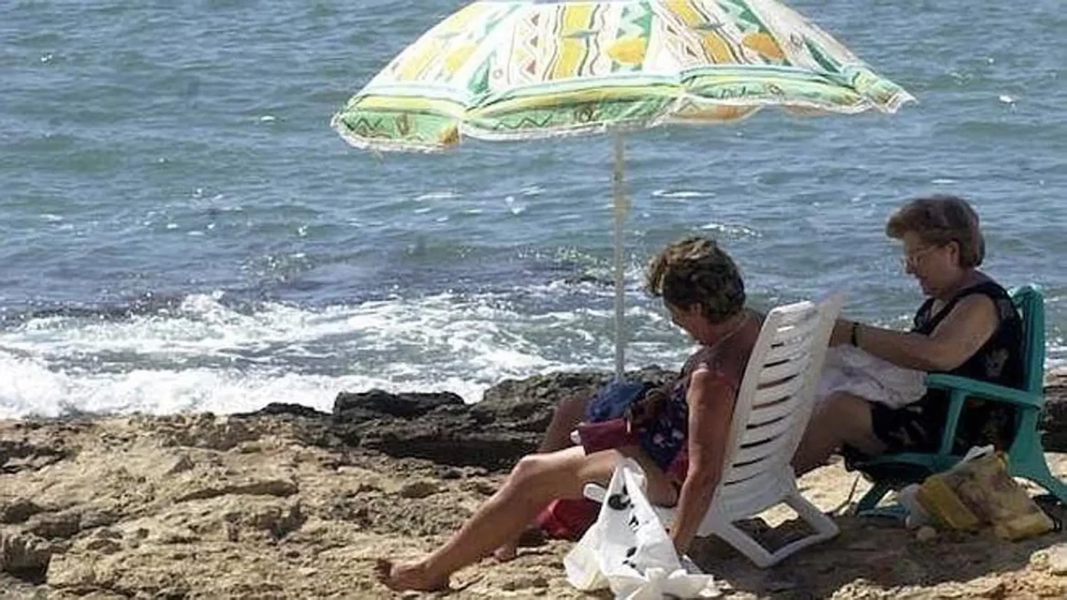 Continúa la competición por conseguir sitio en las playas de Torrevieja: vuelven a batir el récord pese a la alerta por tormentas