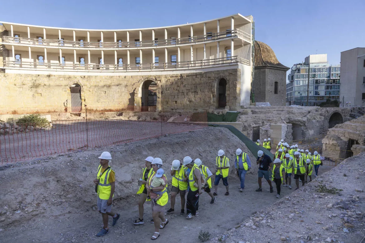 Las visitas a las excavaciones del Anfiteatro Romano de Cartagena seguirán en septiembre