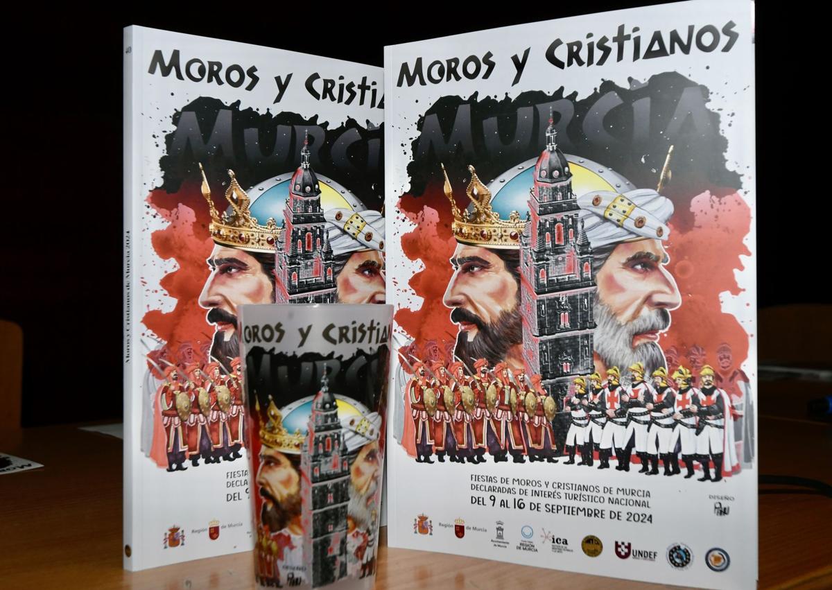 Imagen secundaria 1 - La presentación de la revista festera de Moros y Cristianos de Murcia.