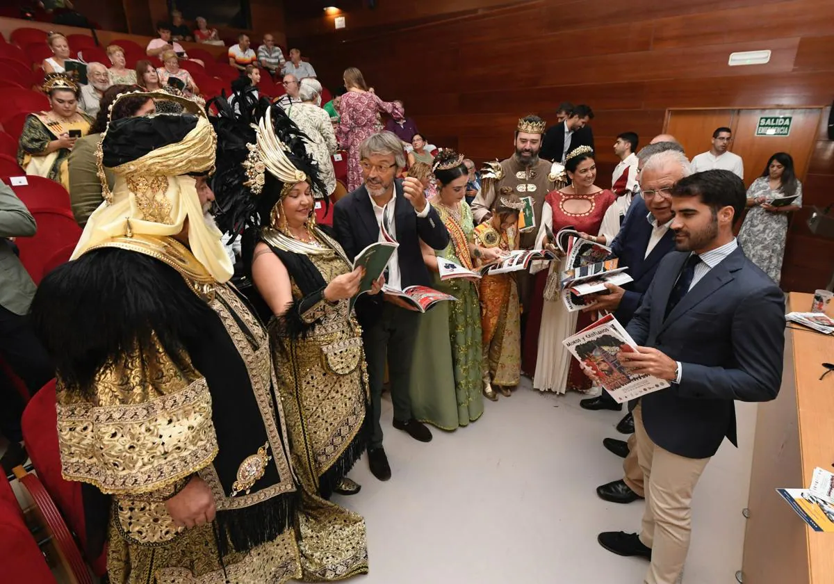 Imagen principal - La presentación de la revista festera de Moros y Cristianos de Murcia.