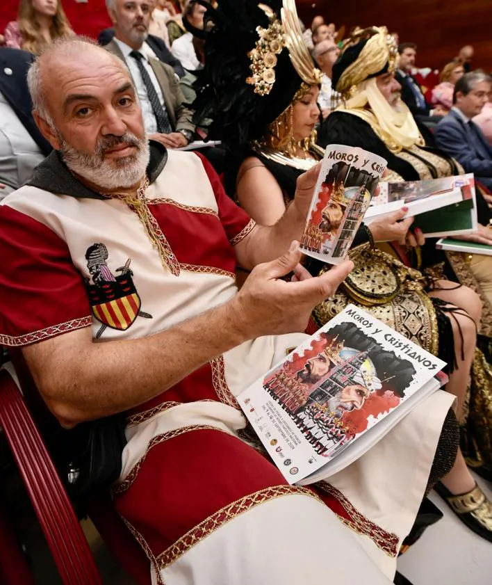 Imagen secundaria 2 - La presentación de la revista festera de Moros y Cristianos de Murcia.