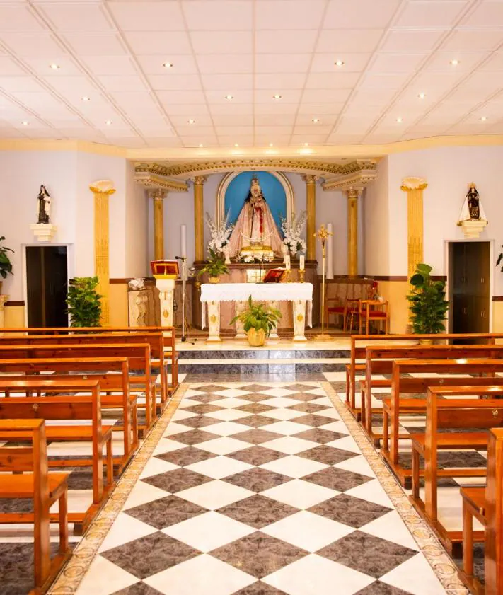 Imagen secundaria 2 - Vista de la imagen de la virgen de la Fuensanta y de su ermita en su interior y en su exterior.