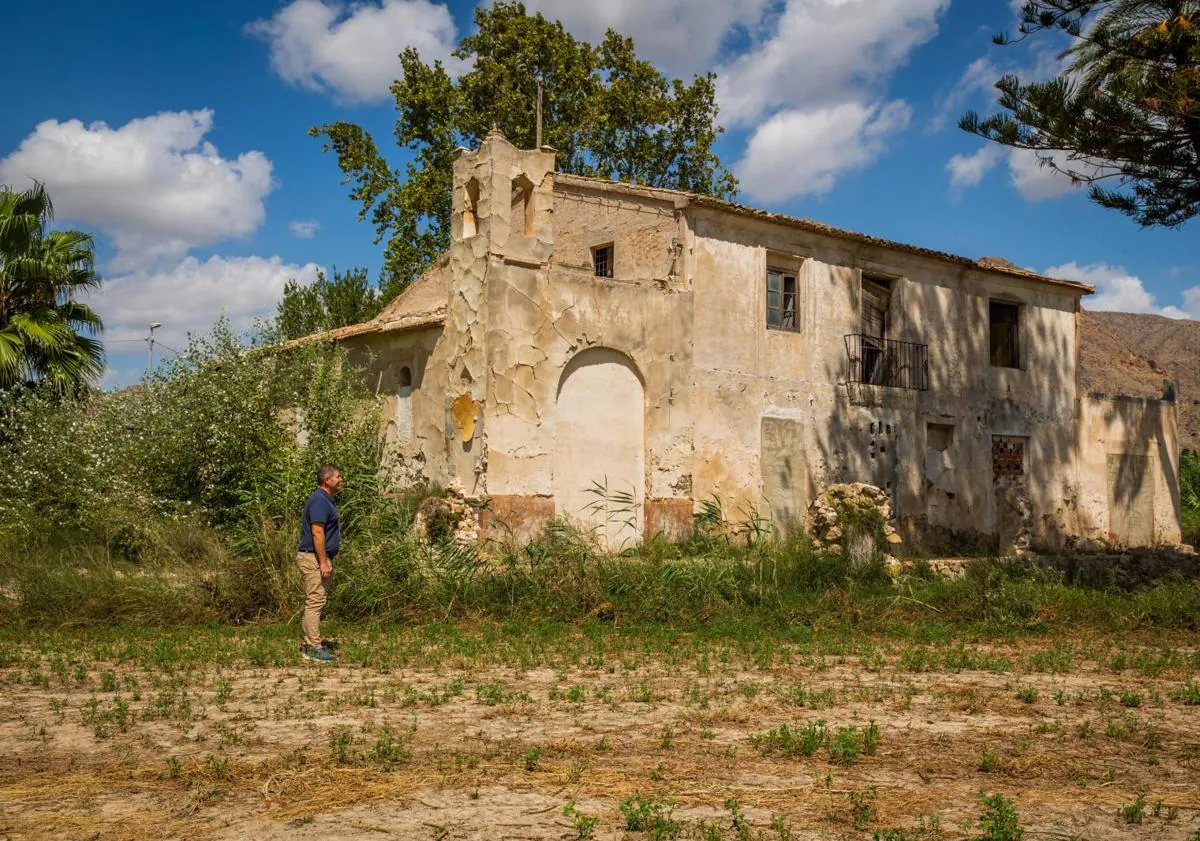 Imagen principal - La imagen de La Morenica está muy presente en muchos rincones y viviendas de Media Legua. No así en la antigua casa y ermita, que se encuentra en un estado ruinoso.