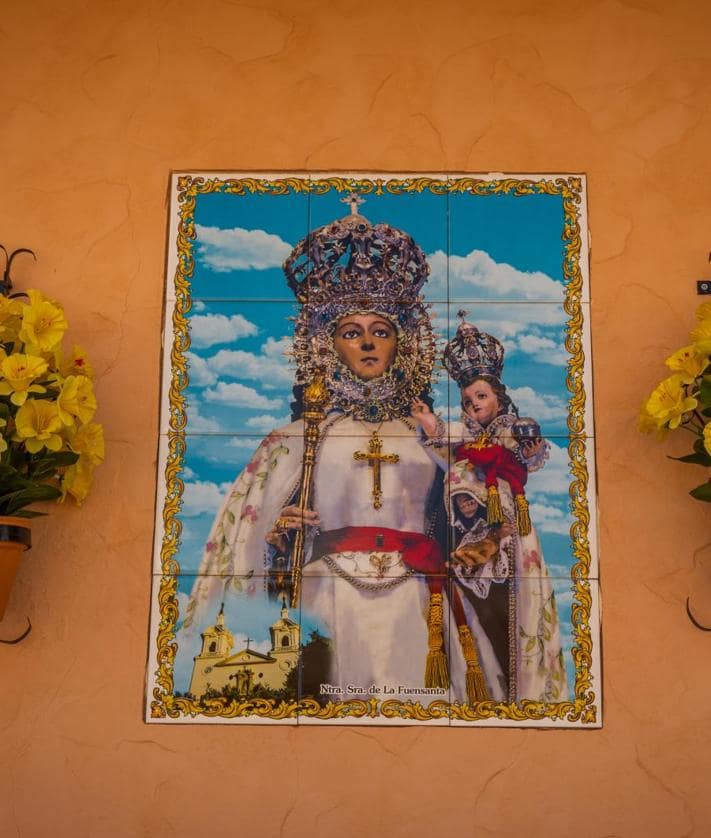 Imagen secundaria 2 - La imagen de La Morenica está muy presente en muchos rincones y viviendas de Media Legua. No así en la antigua casa y ermita, que se encuentra en un estado ruinoso.