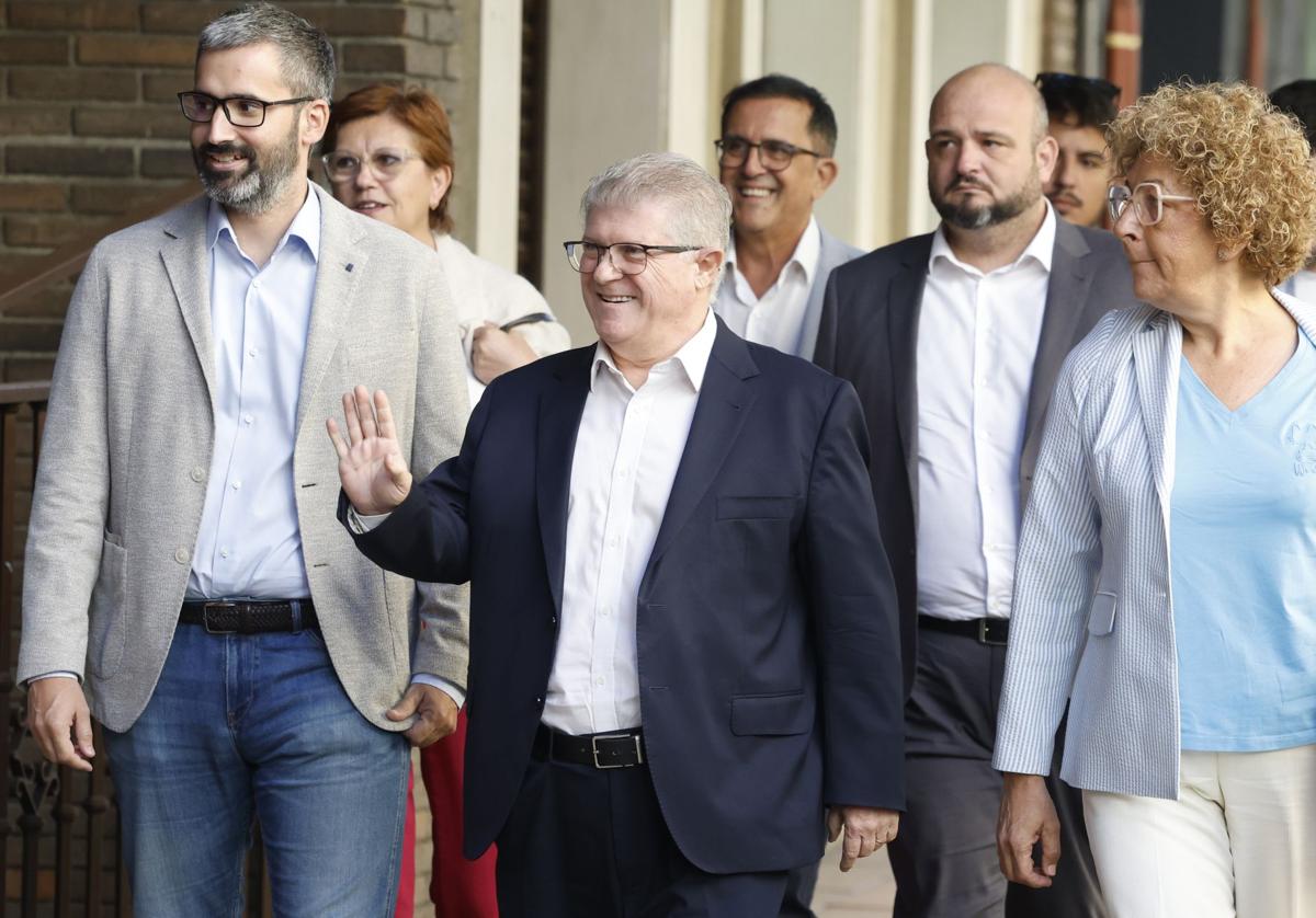 José Vélez saluda a los medios a su llegada al congreso federal del PSOE.