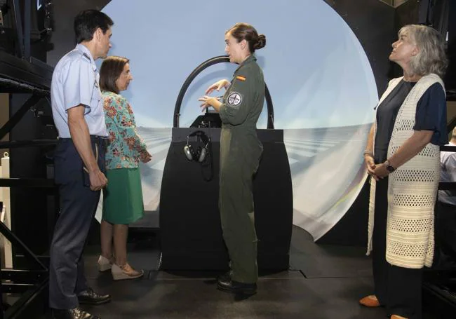 Robles conoce en la AGA el modelo de instrucción de vuelo de los Pilatus