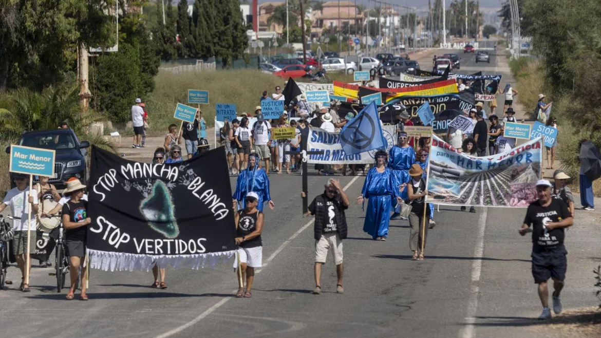 Los colectivos por el Mar Menor se manifiestan para exigir soluciones ante la mancha blanca