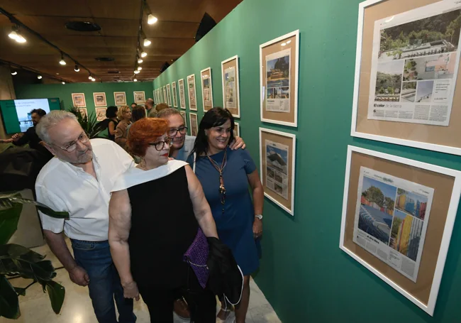 Rufina Campuzano, Premio Regional de Arquitectura a la trayectoria en 2023, con la artista ciezana Patricia Real, viendo la publicación sobre el proyecto que realizaron en el Auditorio Gabriel Celaya de Cieza.