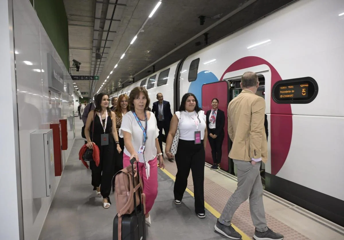 Pasajeros del viaje inaugural de Ouigo, este miércoles, en la estación de El Carmen de Murcia.