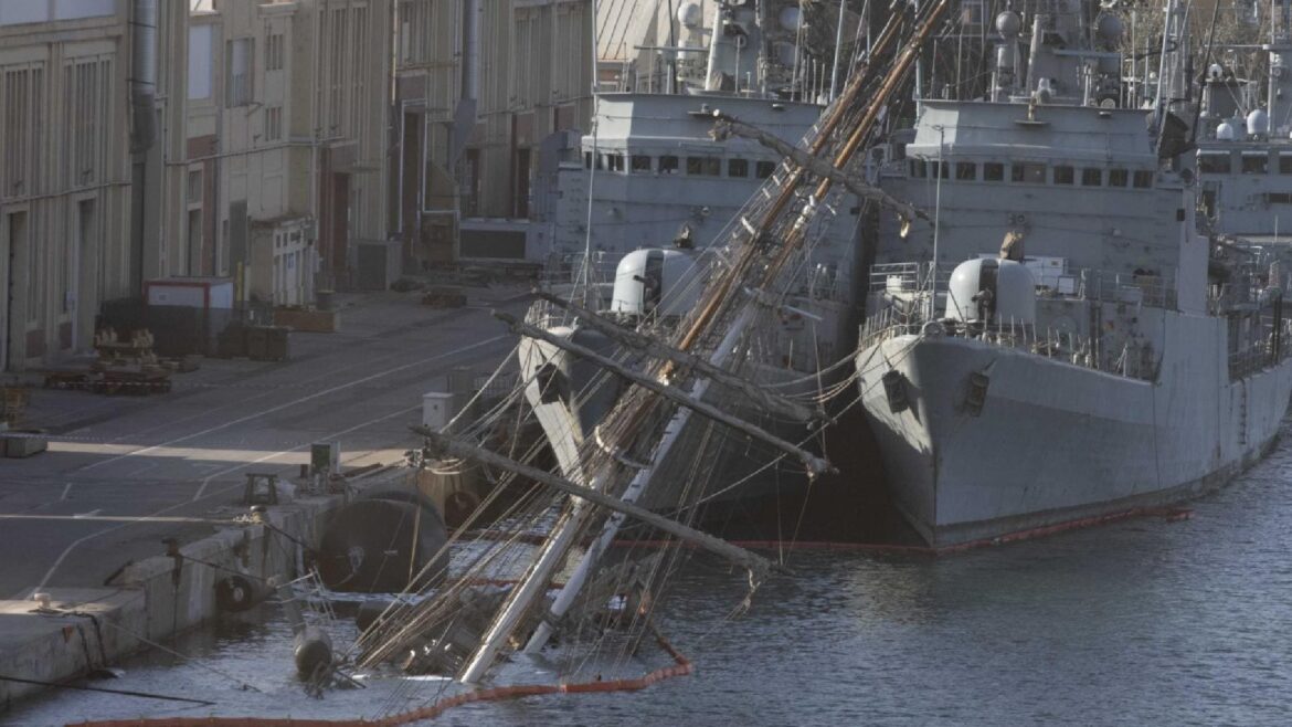 El velero ‘Gure Izar’ hace agua en el astillero de Navantia