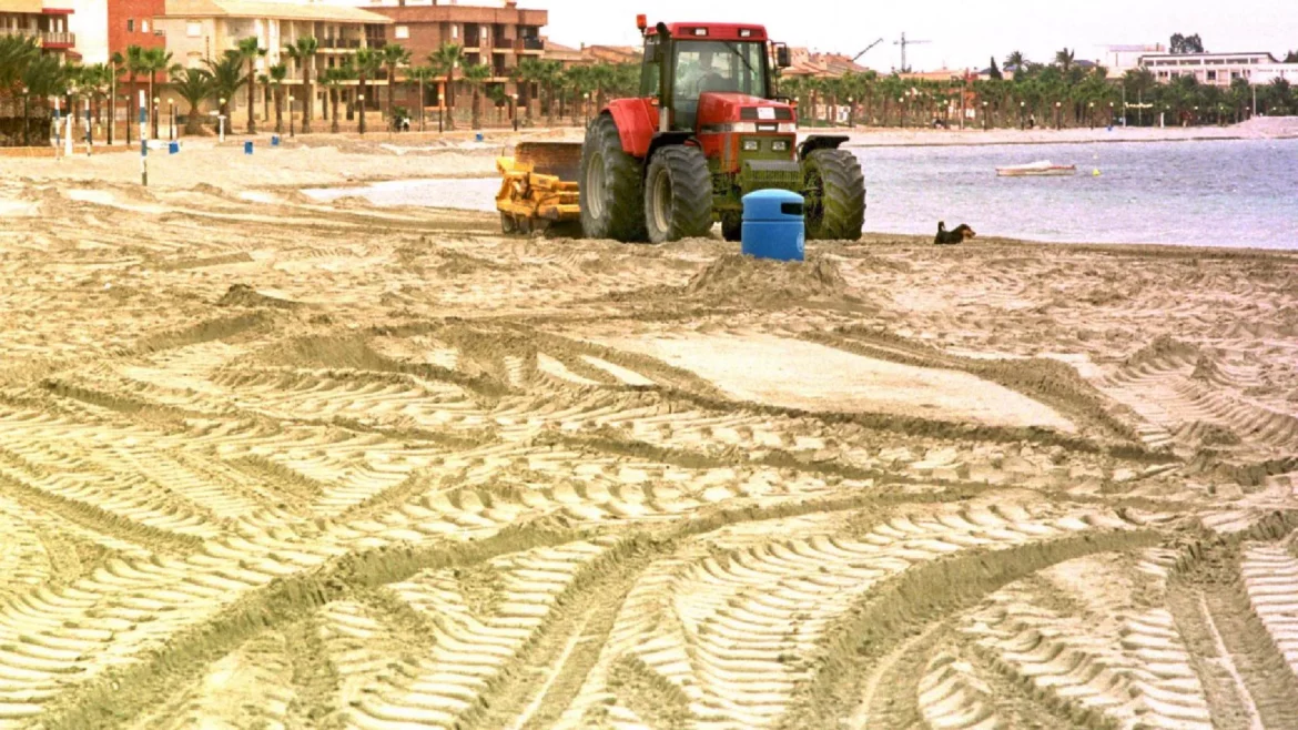 Sale a licitación el contrato de recogida de residuos urbanos y limpieza de playas en Los Alcázares