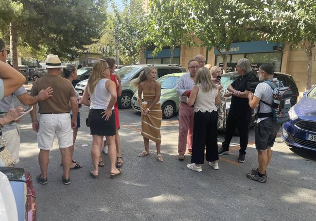 Vecinos y comerciantes, ayer, reunidos para denunciar la situación.