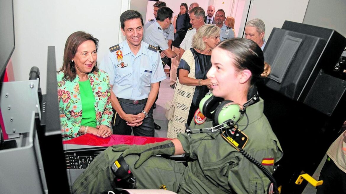 La ministra Robles pasa revista a los nuevos simuladores avanzados de la AGA en San Javier