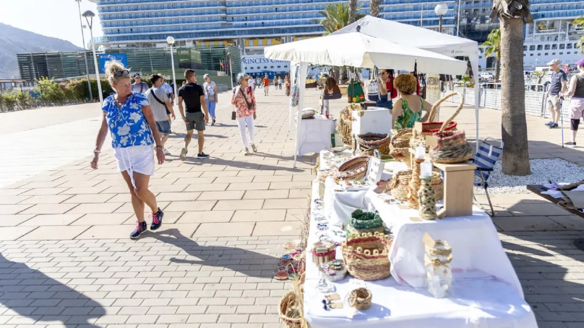 El mercadillo de productos artesanales del puerto de Cartagena se estrena con siete mil turistas