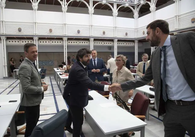 López Miras y José Ángel Antelo se estrechan las manos en el Pleno de la Asamblea Regional que aprobó el nombramiento de la comisionada de Transparencia.