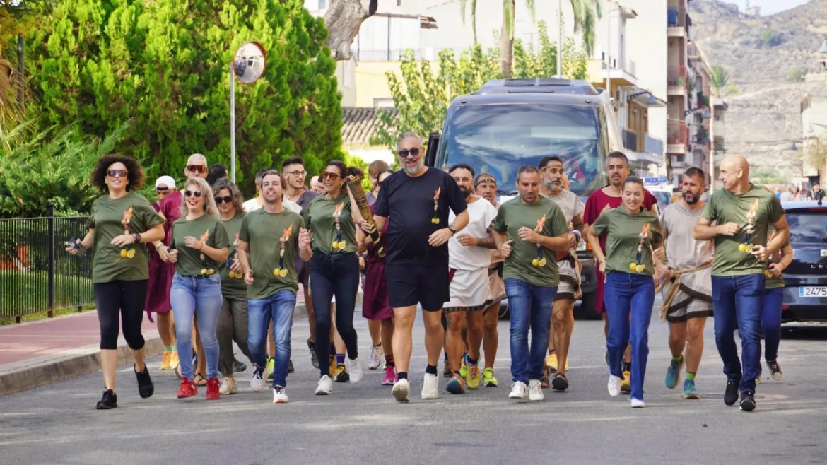 Los relevistas emprenden el camino con el Fuego Sagrado en Santomera