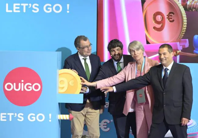 José Ballesta, alcalde de Murcia; Fernando López Miras, presidente regional; Helène Valenzuela, directora general de Ouigo; y Jean Baptiste Guenot, director de filiales en el extranjero de la compañía, este miércoles, en el acto inaugural celebrado en Murcia.