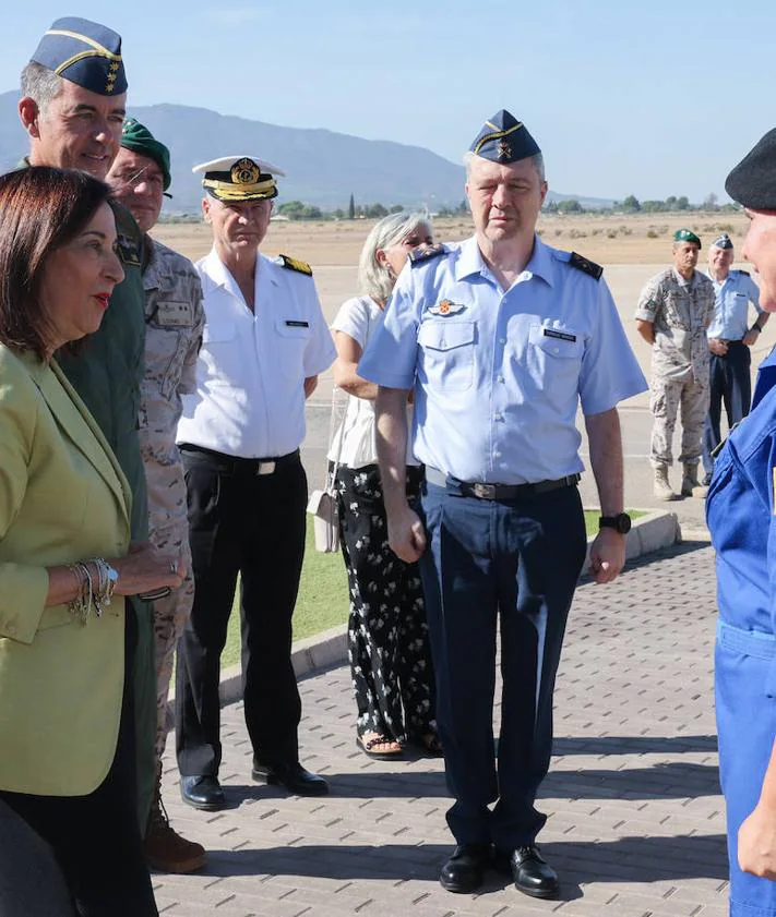 Imagen secundaria 2 - La ministra Margarita Robles (cen.), en su visita a Alcantarilla, este lunes.