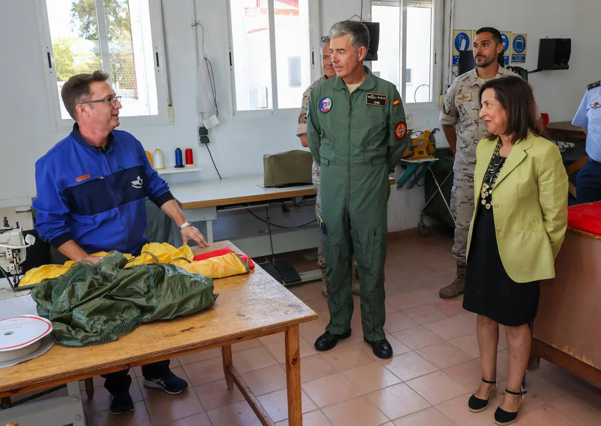 Imagen secundaria 1 - La ministra Margarita Robles (cen.), en su visita a Alcantarilla, este lunes.