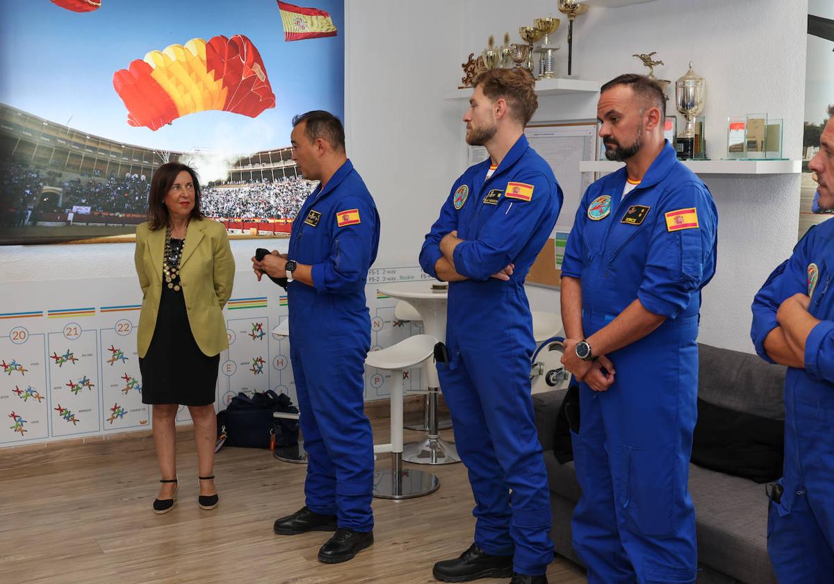 Imagen principal - La ministra Margarita Robles (cen.), en su visita a Alcantarilla, este lunes.