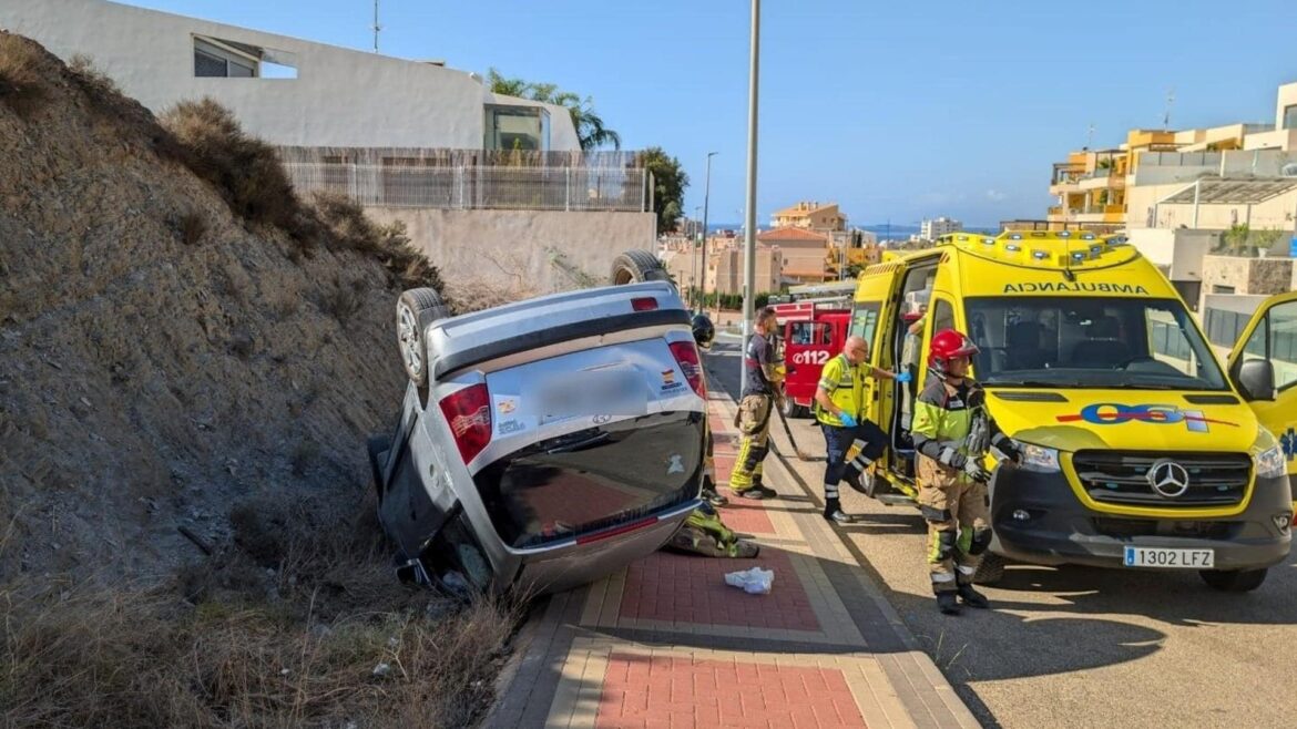 Rescatan en Águilas a un conductor que volcó y quedó atrapado