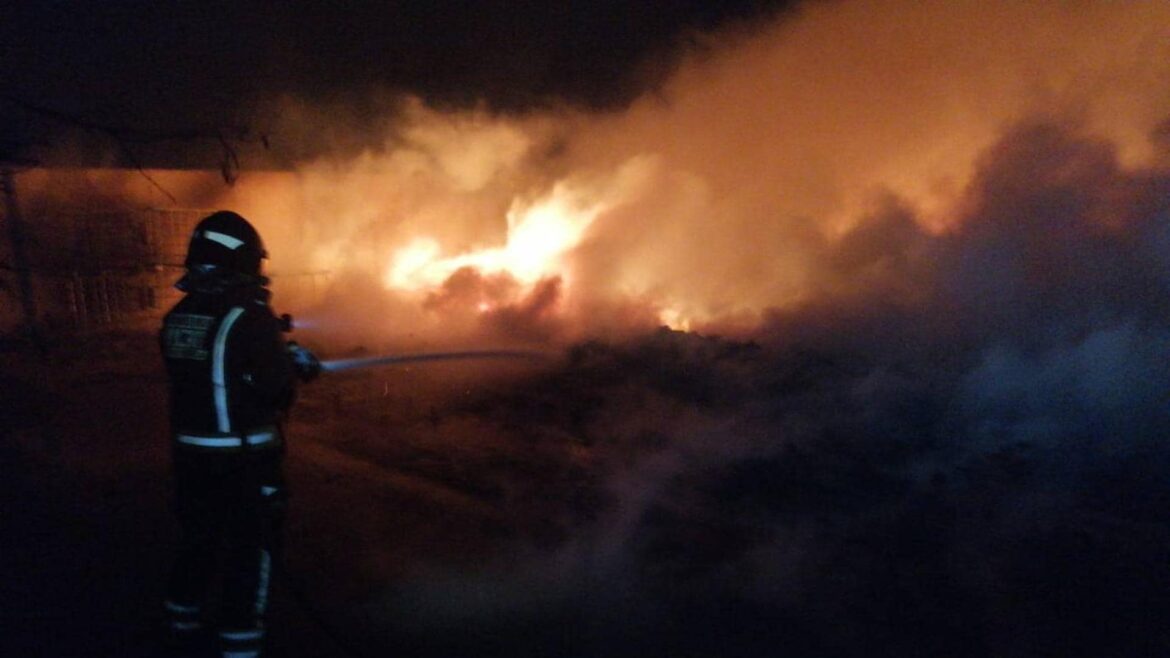 Arde una nave de palets y plásticos en Alcantarilla