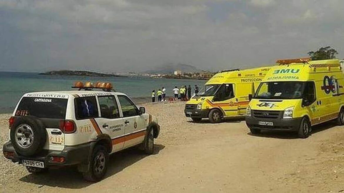 Muere una mujer mientras se bañaba en una playa de Santiago de la Ribera