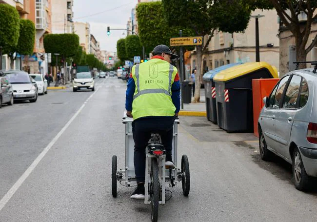 Empresas como SEUR y DHL contratan los servicios de Bici Go por su eficiencia. Es importante que además de la empresa privada, la administración pública cumpla con los porcentajes de contratación a este tipo de empresas que marca la ley.