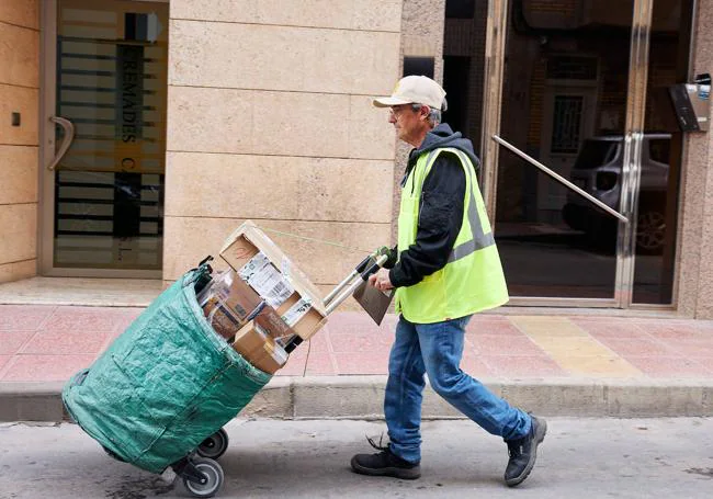 Manuel, trabajador con contrato de inserción en Bici Go. La empleabilidad para mayores de 60 años se complica más, y las empresas de inserción son claves para rehabilitarlas laboral y socialmente.