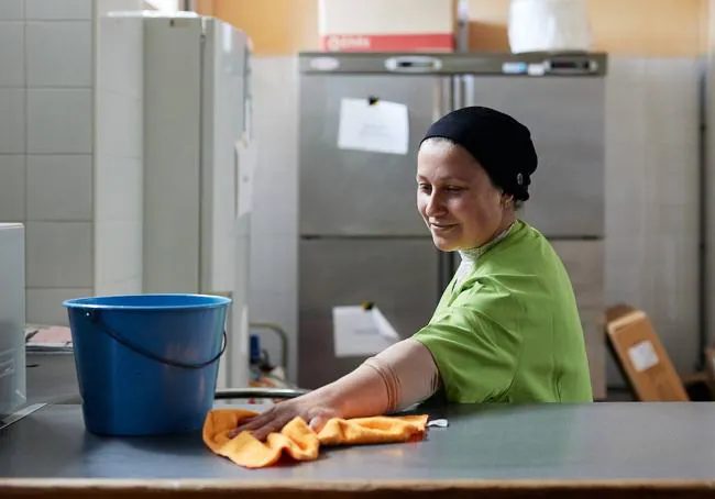 La empresa Escob Go realiza labores de asistencia domiciliaria y de limpieza. En la imagen, Hannah, una de sus trabajadoras, limpia las cocinas de un centro de formación profesional.