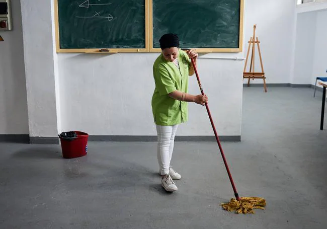 Natural de una zona interior de Marruecos, Hannah vino a España con la esperanza de poder estudiar. Aunque no logró su objetivo, con su trabajo en Escob Go ayuda a sacar adelante a su familia y a que su hija si pueda estudiar.