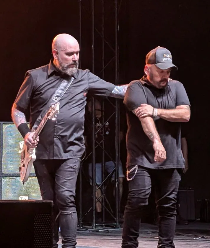 Imagen secundaria 2 - Izquierda: Jorge Escobedo se dirige hacia el grupo desde donde lanzaron el vaso de cerveza. Derecha: El segundo guitarrista, Antonio Bernardini, trata de animar a su compañero.