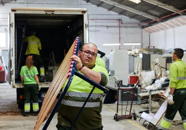 Tras la recogida, muebles, electrodomésticos y otros enseres son descargados en el almacén central para su selección, recuperación y posterior venta.