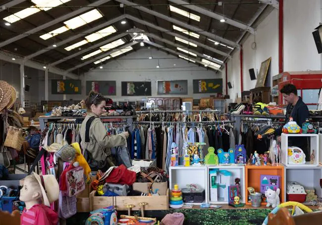 Libros, discos, ropa y todo tipo de enseres, se encuentran a la venta en el rastro de Traperos, ubicado en la carretera de Molina.