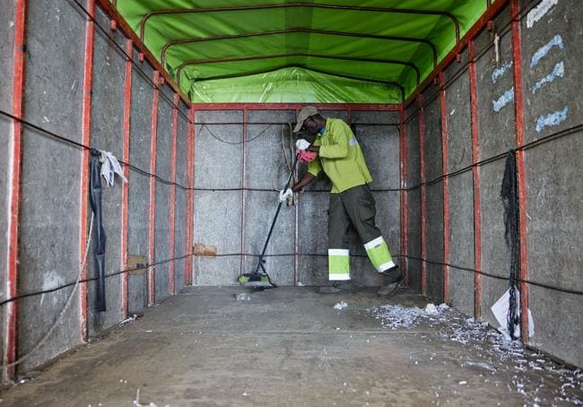 Nana Nyarku-Eku limpia los restos de los residuos transportados en la furgoneta de Traperos Recicla.