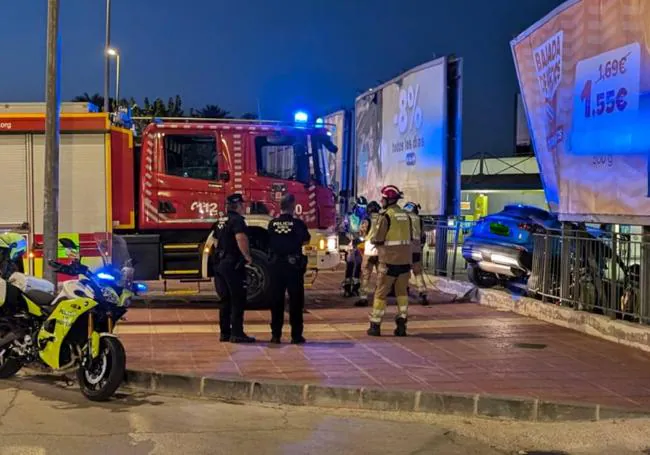 Los bomberos rescatan a un hombre atrapado en su coche tras un accidente en Murcia