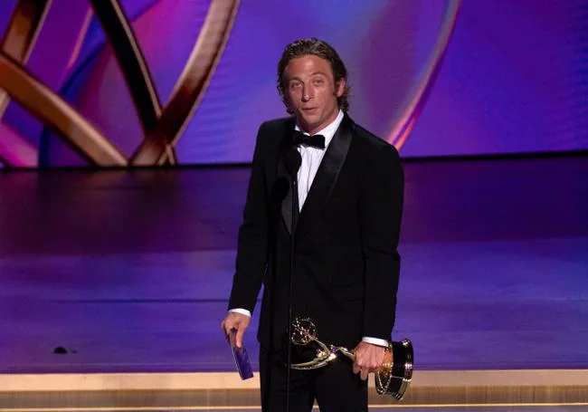 Jeremy Allen White, con su Emmy.