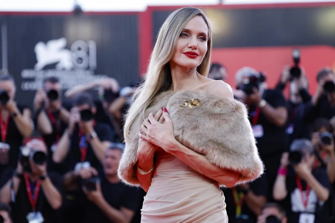 Brad Pitt y su novia llegan a Venecia esquivando a Angelina Jolie