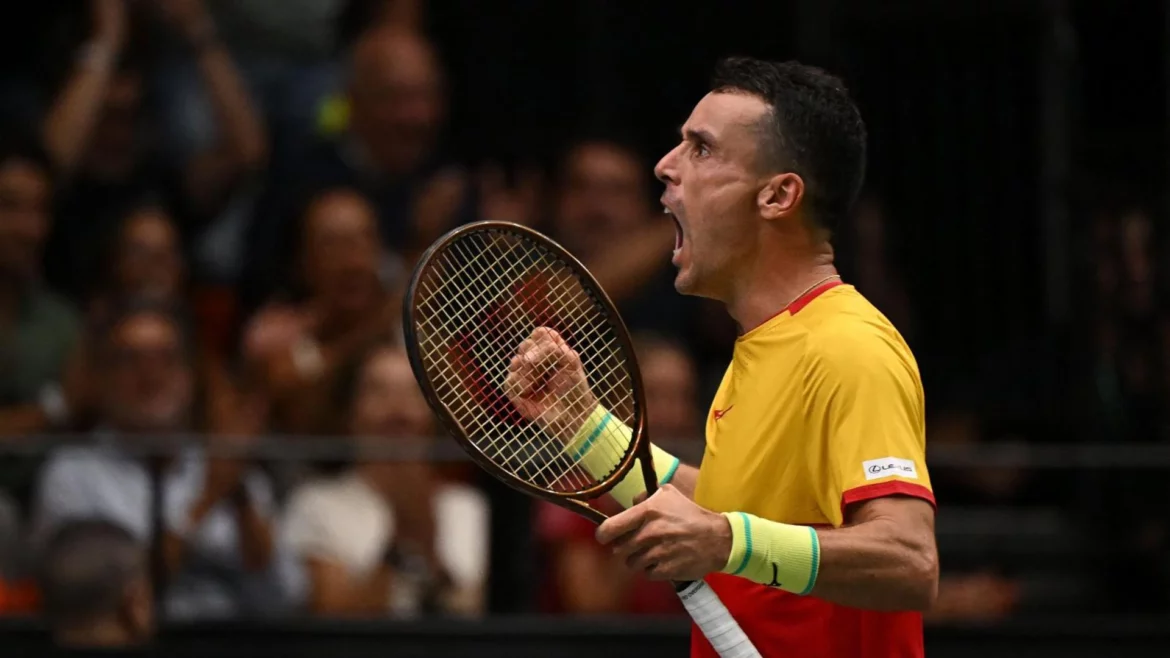 Remontada épica de Bautista para acercar a España a la fase final de la Davis