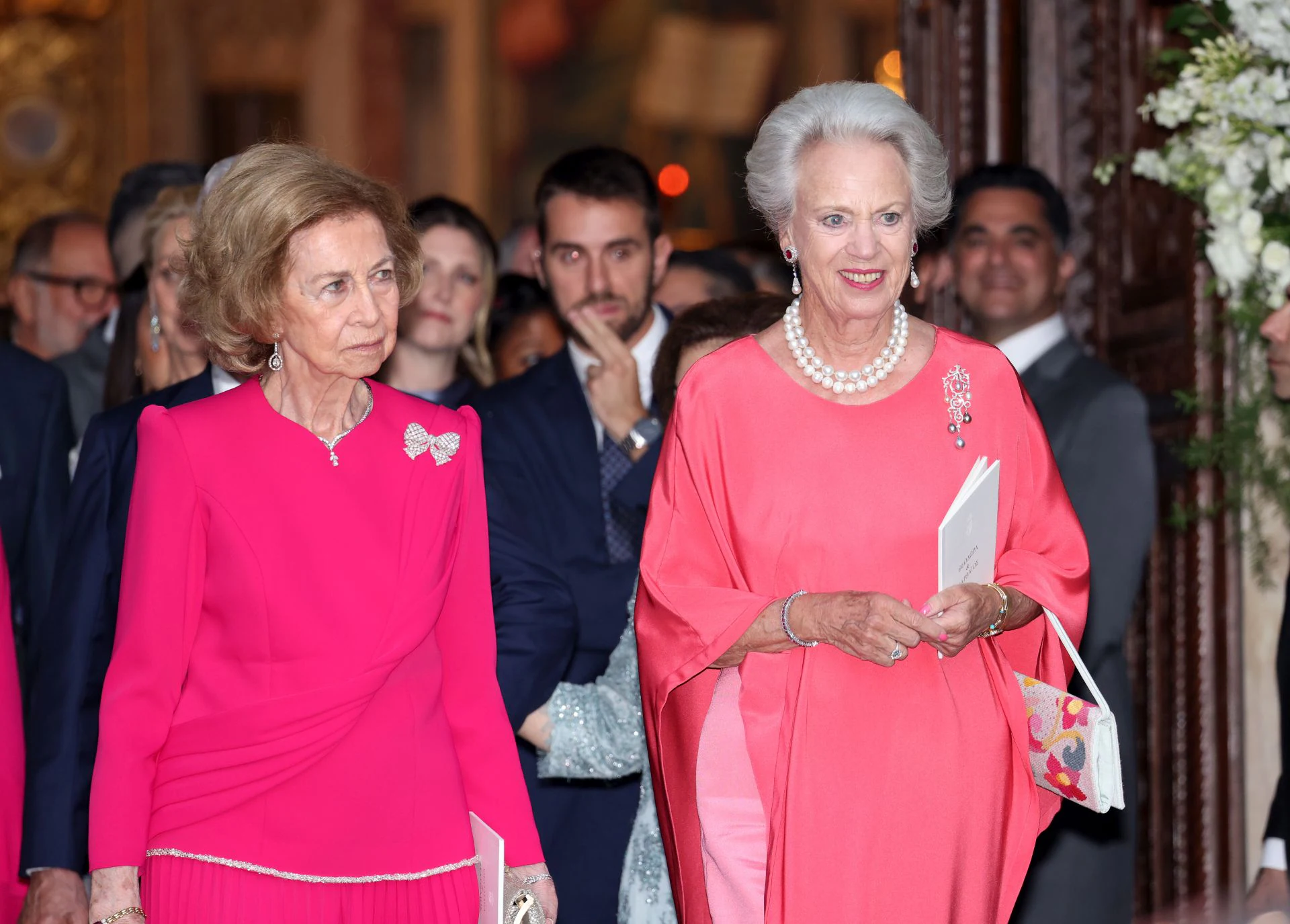 Imagen secundaria 2 - En la imagen superior, Doña Sofía junto a sus hijas Elena (izquierda) y Cristina; debajo, la reina emérita junto a las infantas y sus hijos antes de comenzar la boda; por último, Doña Sofía junto a la princesa Benedicta de Dinamarca; debajo.