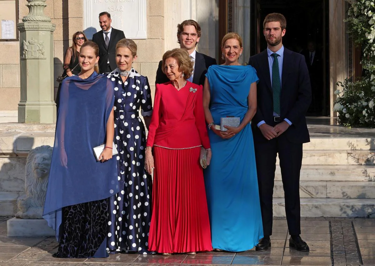 Imagen secundaria 1 - En la imagen superior, Doña Sofía junto a sus hijas Elena (izquierda) y Cristina; debajo, la reina emérita junto a las infantas y sus hijos antes de comenzar la boda; por último, Doña Sofía junto a la princesa Benedicta de Dinamarca; debajo.