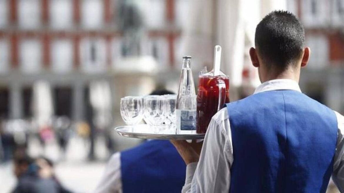 La polémica medida del jefe de un bar de Yecla cuando los trabajadores llegan tarde: «Llevas 20 euros de descuento»