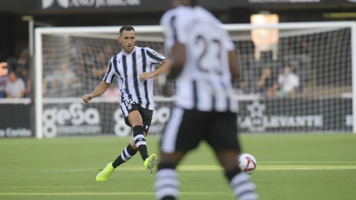 Inicio del partido con mayor control del Eldense, el Cartagena espera la oportunidad