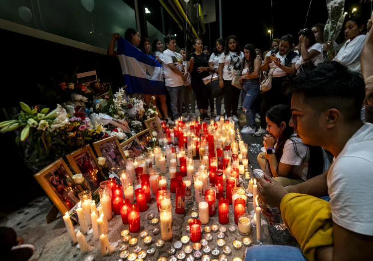 Concentración de amigos y familiares de las víctimas en la zona Atalayas el 5 de octubre de 2023.