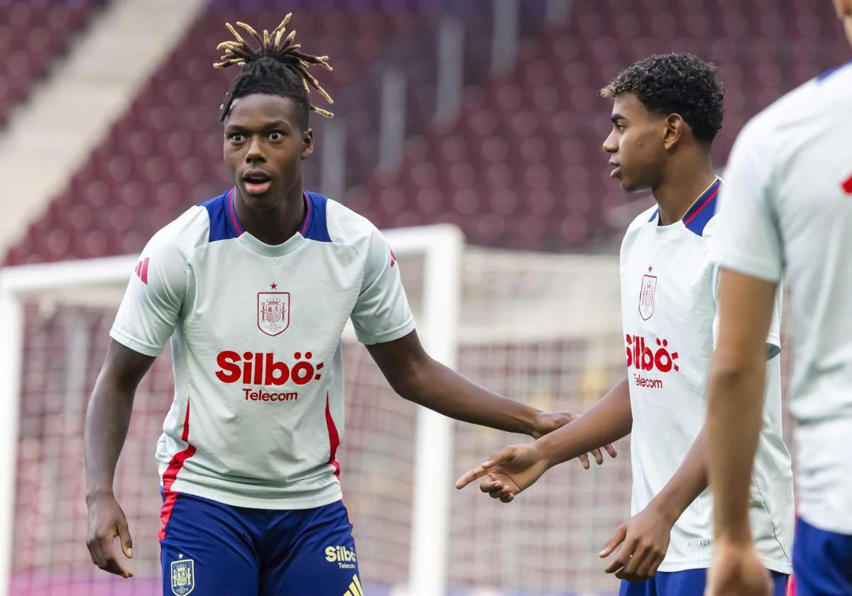 Nico Williams y Lamine Yamal, durante el entrenamiento de la selección este sábado en Ginebra.