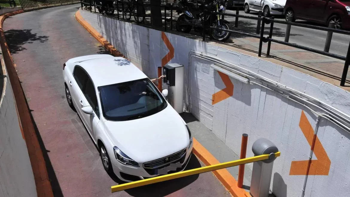 Daños en tu vehículo: ¿Quién es el responsable si te dan un golpe mientras está aparcado en un parking?