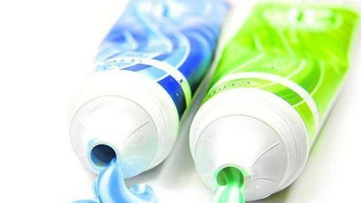 Una odontóloga revela el ingrediente que debes evitar en tu pasta de dientes: «Es irritante para los ojos, la piel y la boca»
