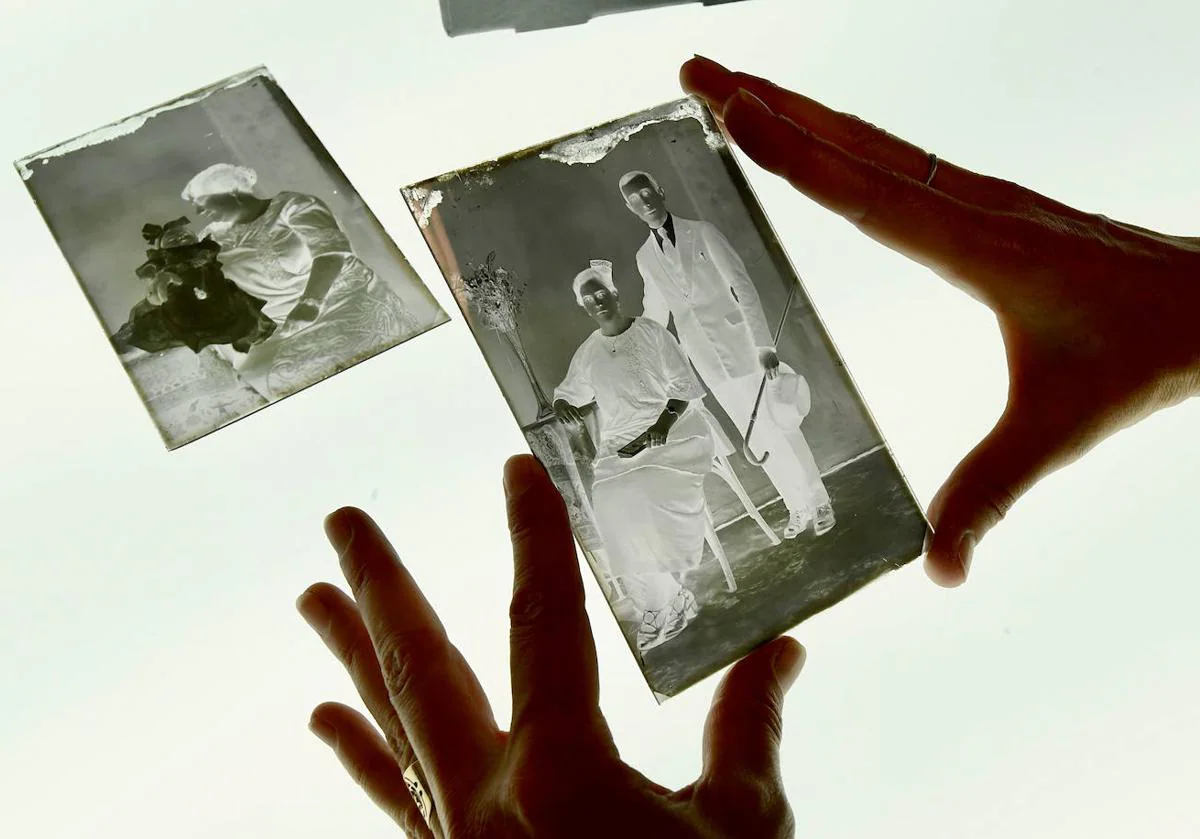 Las manos de la restauradora madrileña Esther Marcos Matilla trabajando en la restauración de las 235 placas fotográficas en vidrio donadas por la familia del fotógrafo y pintor Francisco Miralles (Totana, 1872-1928), muchas de ellas retratos de estudio.