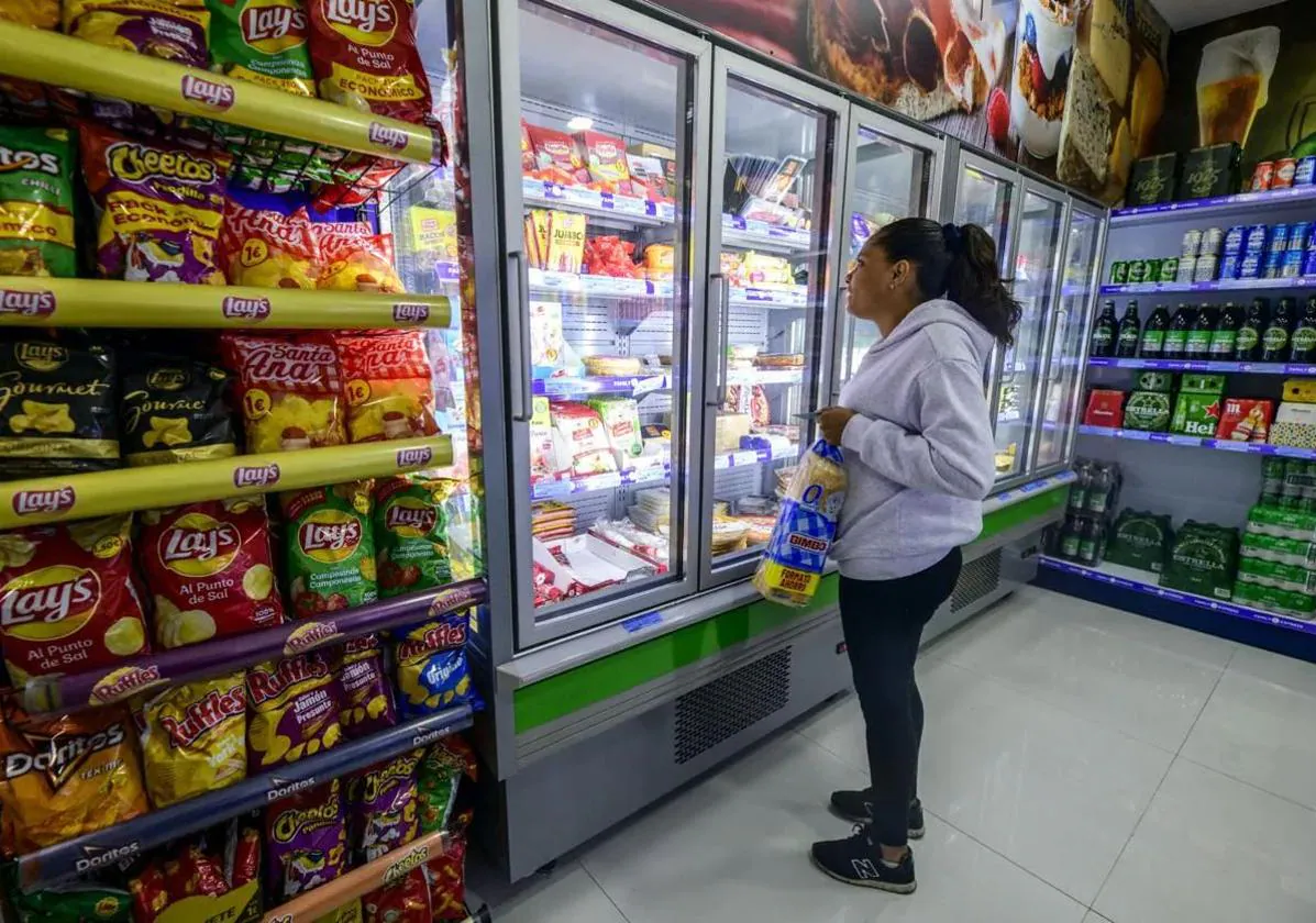 Una mujer haciendo la compra, en una imagen de archivo.